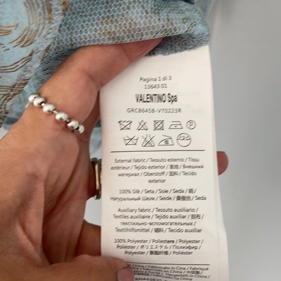 Valentino red size 40 (2/4) missing three buttons excellent condition - Picture 3 of 7